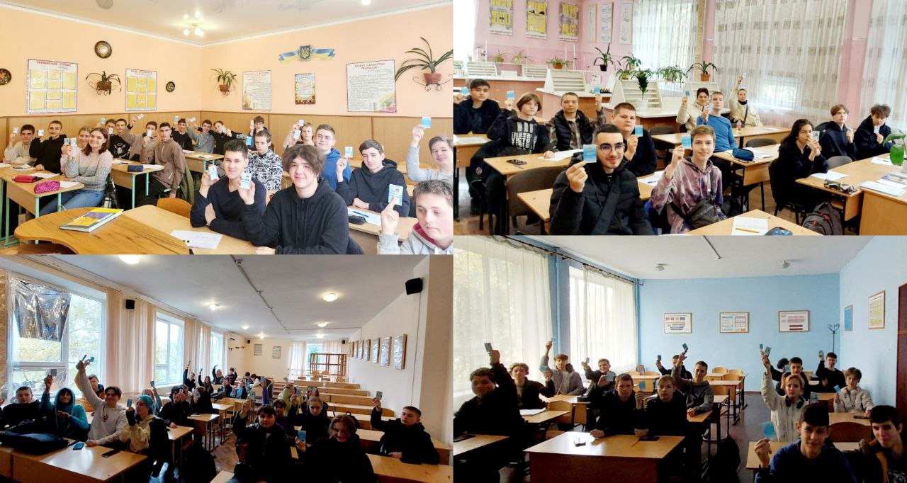 Вручення студентських квитків на комп'ютерному відділенні
